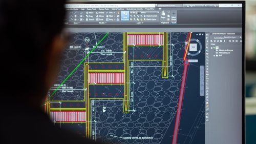 Foto de una persona usando AutoCAD en una computadora
