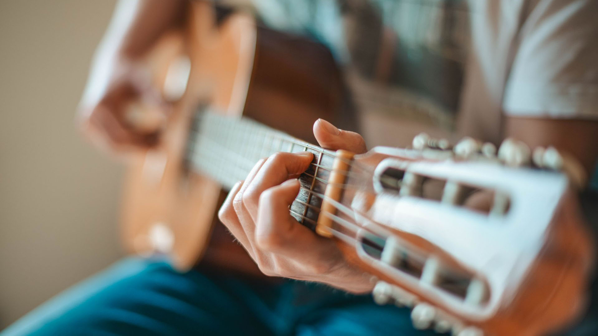 Foto de una persona tocando guitarra acústica
