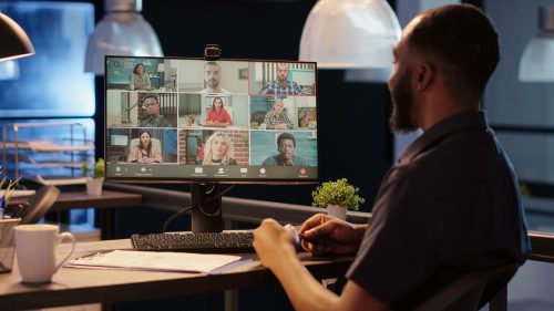 Foto de un hombre en una videoconferencia