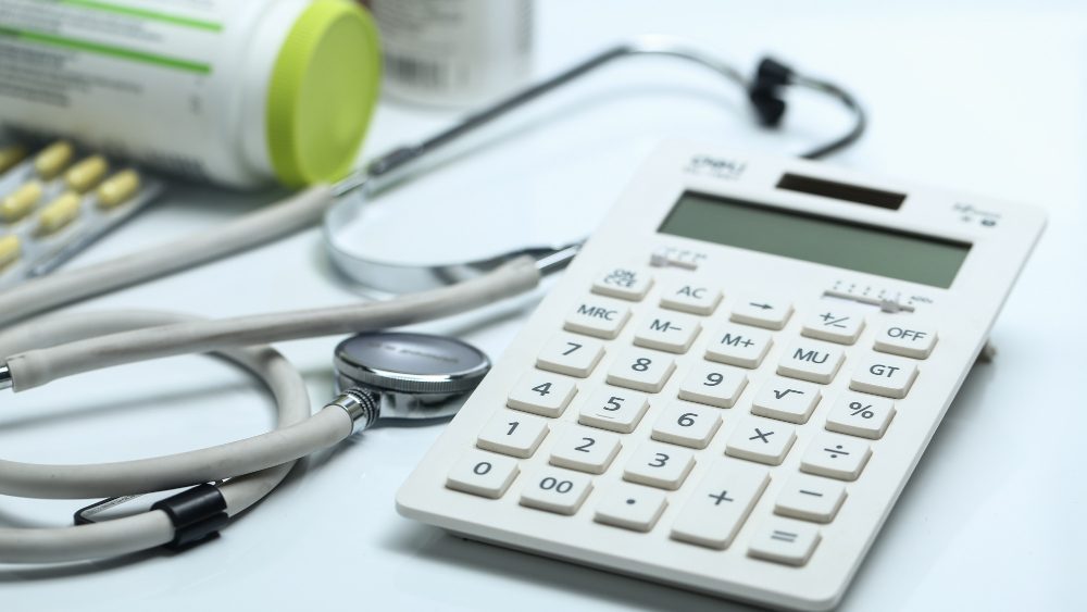 Foto de calculadora con estetoscopio