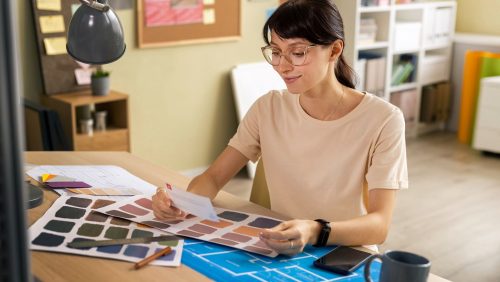 Foto de diseñadora de interiores trabajando con materiales