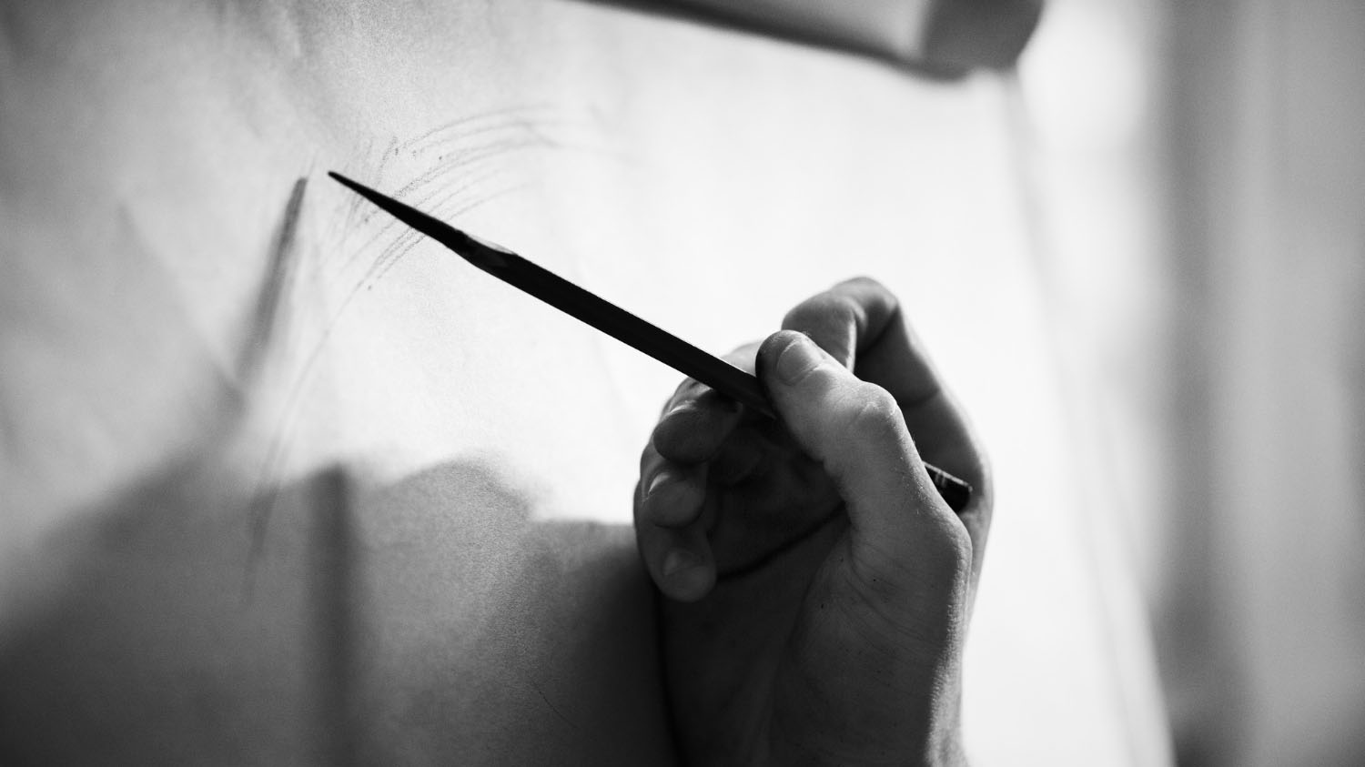 Foto en blanco y negro de una persona dibujando