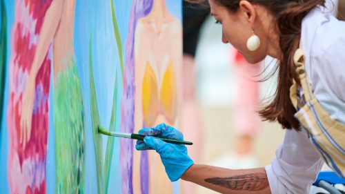 Foto de una joven pintando una obra de arte