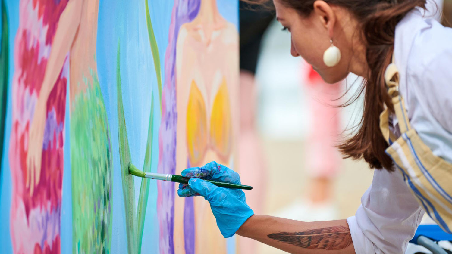 Foto de una joven pintando una obra de arte